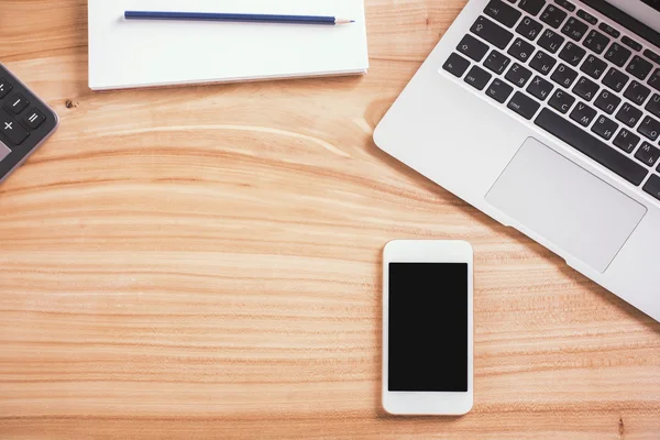 Ofis masa üzerinde telefon