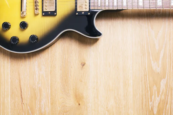Guitarra horizontal sobre superficie de madera — Foto de Stock