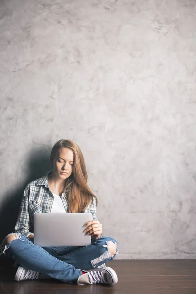 Junge Frau benutzt Laptop-Computer — Stockfoto