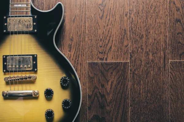 E-Gitarre auf brauner Oberfläche — Stockfoto