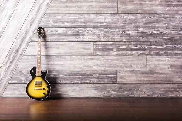 Guitarra eléctrica en estudio de madera — Foto de Stock