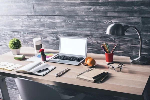 Lugar de trabajo creativo con portátil blanco —  Fotos de Stock