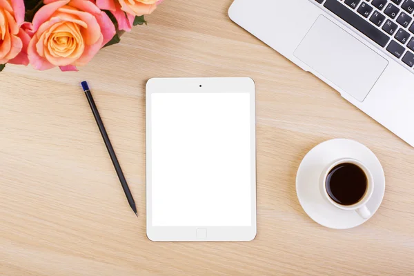 Beyaz kadının masaüstünde tablet