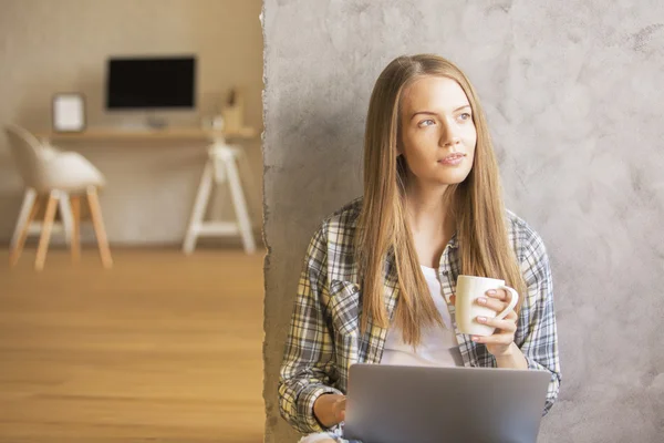 Chica beber café, utilizando el ordenador portátil — Foto de Stock