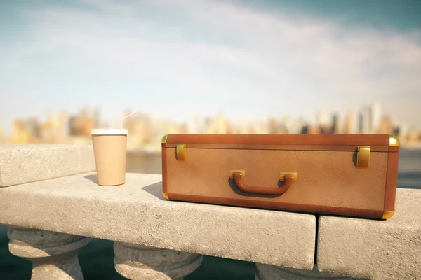 Kaffeetasse und Koffer — Stockfoto