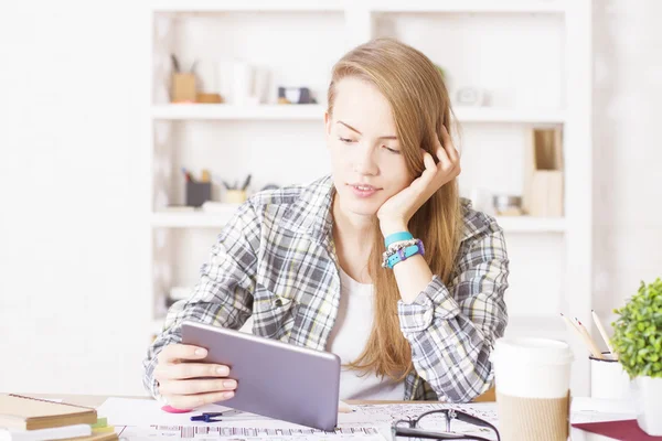 Ung kvinna med hjälp av Tablet PC — Stockfoto