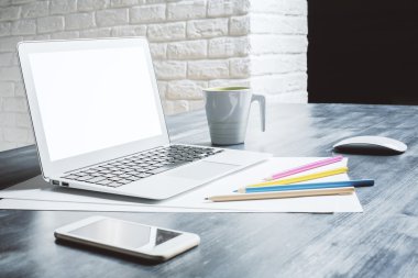 Yaratıcı tablo yan üstünde laptop