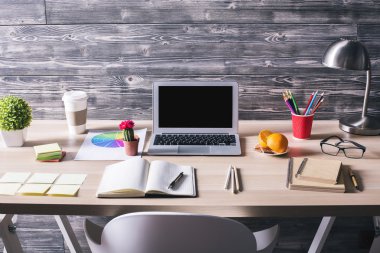 Yaratıcı masaüstü ile dizüstü bilgisayar açık