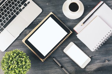 Beyaz ofis masaüstü tablete