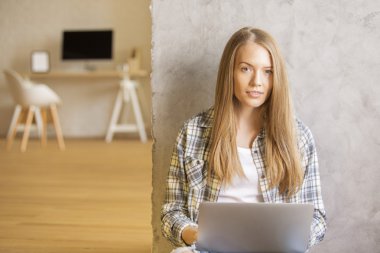 Defter katta kadınla