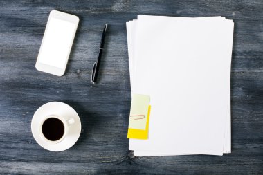 Beyaz telefon ve kağıt 