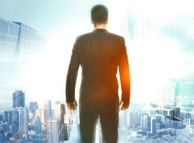 Araştırma kavramı ile güneş ışığı şehir zemin üzerine düşünceli işadamı arkadan görünüm
