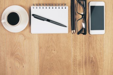 Ahşap masaüstü öğeleri ile