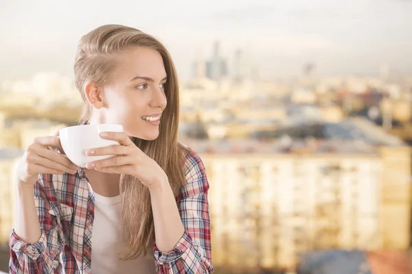 Bonita chica bebiendo café — Foto de Stock