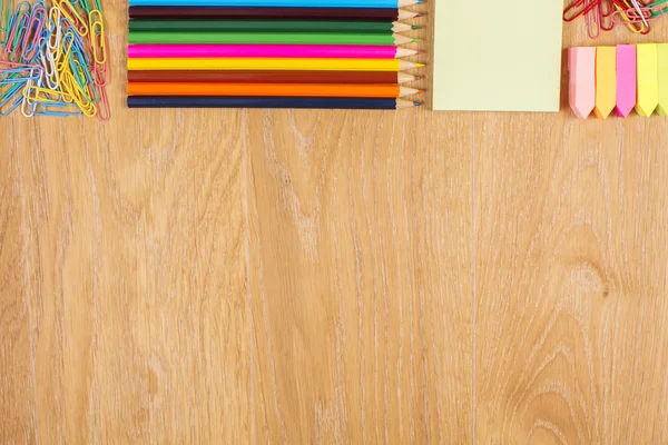 Färgglada papper på skrivbordet — Stockfoto