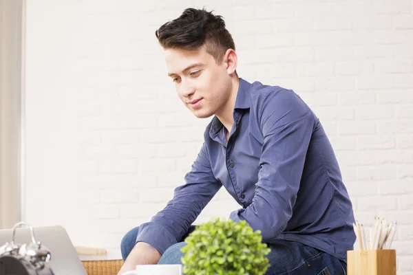 Ung man på skrivbord — Stockfoto