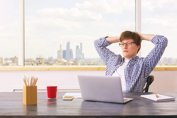 Přemýšlivý muž relaxační v úřadu — Stock fotografie