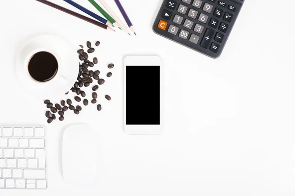 Office desktop med kaffebönor — Stockfoto