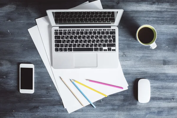 Bureau avec ordinateur portable et téléphone — Photo