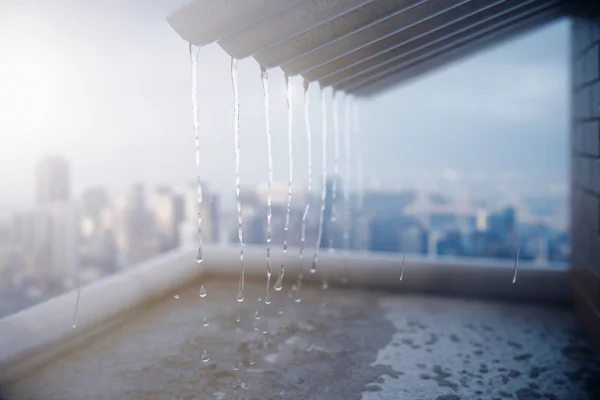 Chuva derramando do telhado — Fotografia de Stock