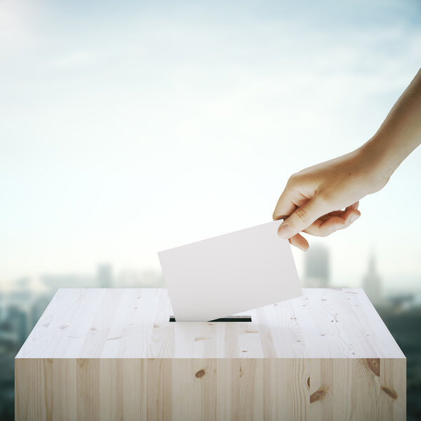 Голосование на фоне города
