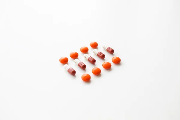 红色和橙色的药丸 — 图库照片