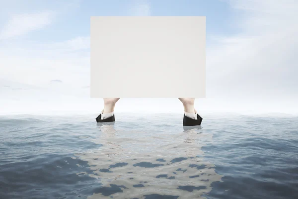 Zakenman in water houden whiteboard — Stockfoto