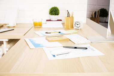 İş raporu içeren Office masaüstü