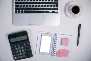 Öğeleri ile gri ofis masaüstü