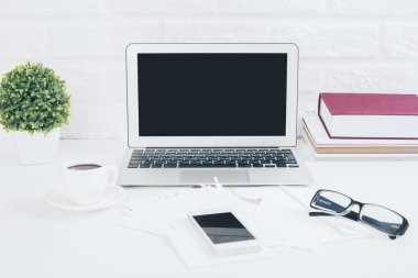 masaüstünde dizüstü bilgisayar