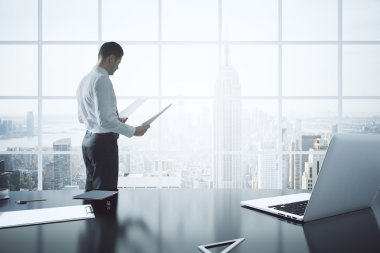 Evrak ofiste iş işadamı