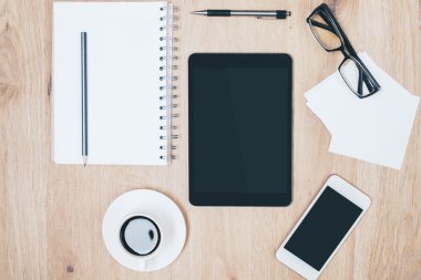 Masaüstünde telefon ve tablet