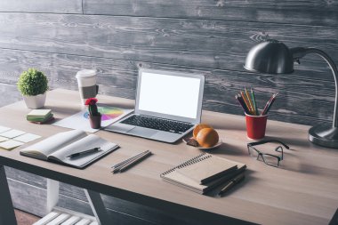 Beyaz dizüstü bilgisayar yan lı masaüstü