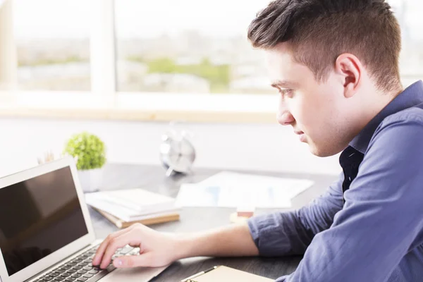 Ung kille med laptop — Stockfoto