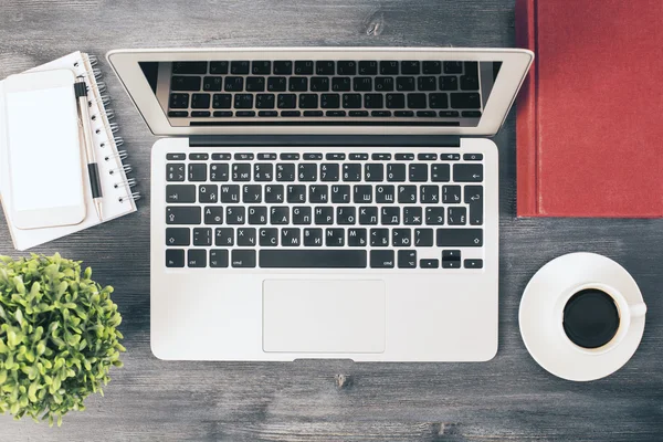 Notebook op houten bureau — Stockfoto