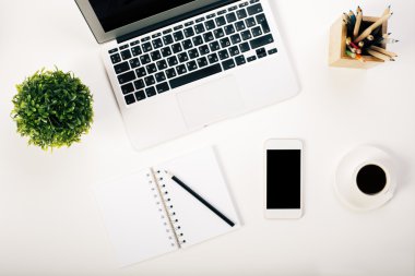 Dizüstü bilgisayar, telefon ve kırtasiye