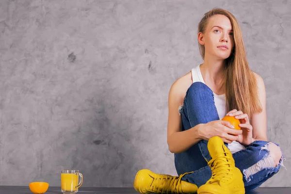 Pretty girl in yellow boots — Stock Photo, Image