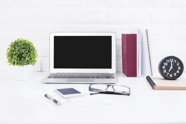 Laptop bianco sul tavolo — Foto Stock