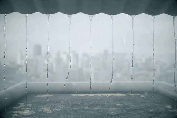 Rain dripping from roof — Stock Photo, Image