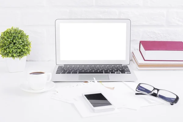 Белый ноутбук на рабочем столе — стоковое фото