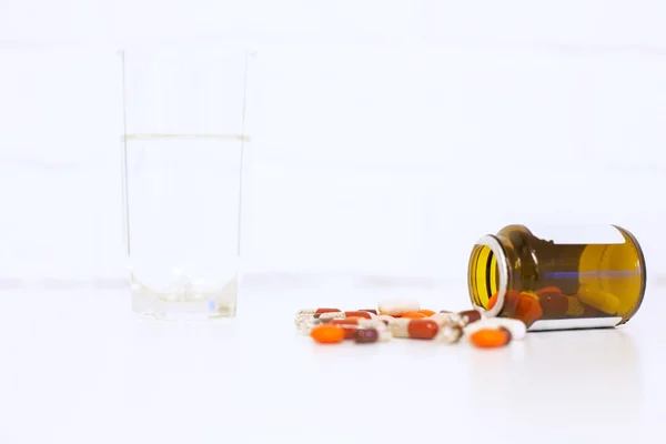 Píldoras que caen fuera del frasco prescripción — Foto de Stock
