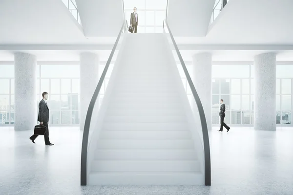 Empresarios en el interior del centro de negocios — Foto de Stock