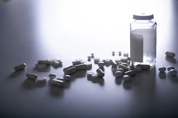 Білі таблетки і капсули — стокове фото
