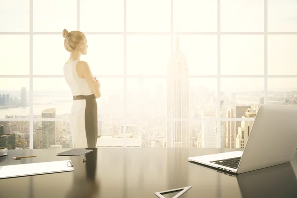 Geschäftsfrau im Büro — Stockfoto