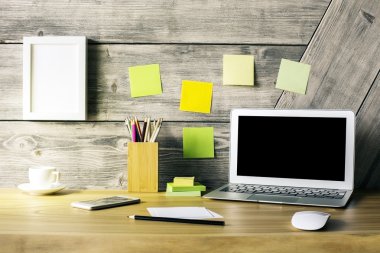 Dizüstü bilgisayar ile tasarımcı masaüstü