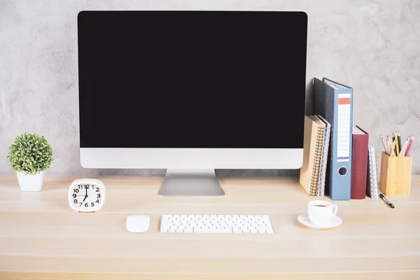 Escritorio de diseño creativo con monitor de computadora en blanco, teclado, taza de café, reloj, papelería y otros artículos. Prepárate. — Foto de Stock