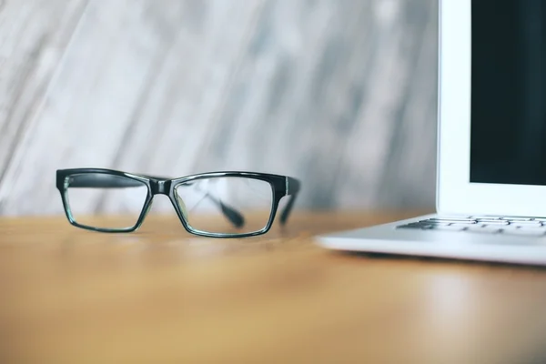 Zbliżenie okulary i laptopa — Zdjęcie stockowe