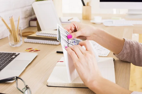 Businesswoman counting money — Stock Photo, Image