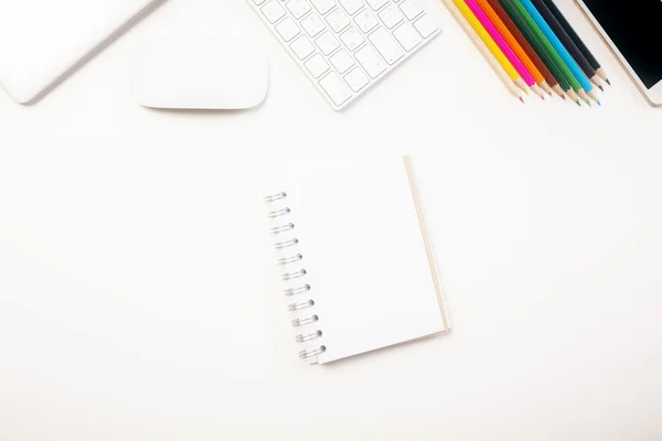 Bloco de notas em branco na mesa — Fotografia de Stock