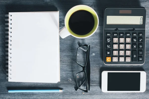 Mesa de escritório com itens — Fotografia de Stock